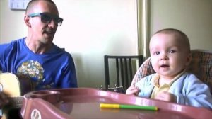 Малыш танцует под песню "Пятница"