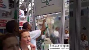 Мытье окон с помощью инвентаря Unger