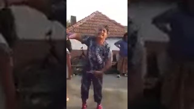 КАК ТАНЦУЕТ БАБУШКА😂 смотреть онлайн