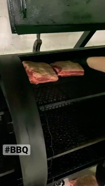 Говяжьи рёбра в смокере #pyatigorsk #smoker #bbq #brisket #beefribs смотреть онлайн