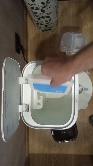 Замена моющего средства в роботе пылесосе OMNI 1S смотреть онлайн