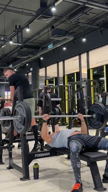 Жим лежа 100 кг на 6 раз. Мой вес 77 кг #fitness #спорт #мотивац? смотреть онлайн