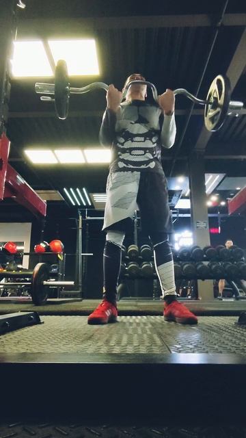 Классический подъем штанги на бицепс смотреть онлайн