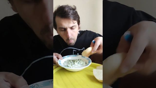 ОБЖОР МУКБАНГ КУРИНАЯ ГОЛЕНЬ ГРИЛЬ, И САЛАТ ИЗ СВЕЖИХ ? смотреть онлайн