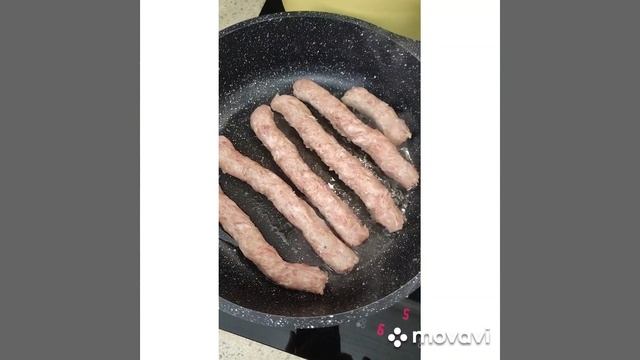 Жарю колбаски домашнии. #колбаска #колбасадомашняя #ко смотреть онлайн