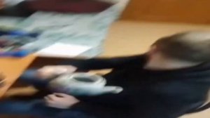 мужик пролил на свои штаны чай и разбил чайник