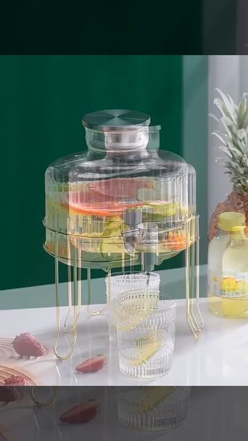 Небольшой стеклянный кувшин с краном смотреть онлайн