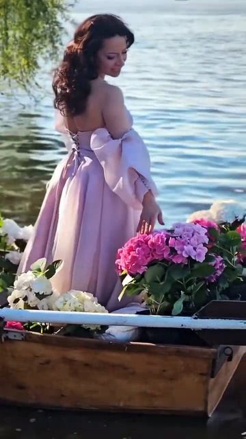 Лодка с гортензиями 🌸 Было холодно и ветрено, но мы сп смотреть онлайн