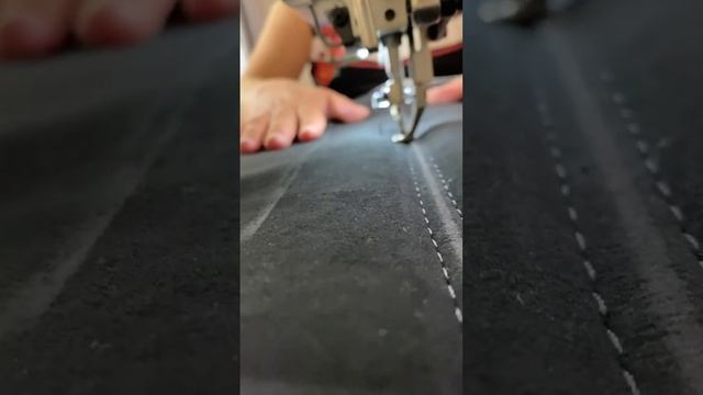 шьёт чехол на машину 🧵 #чехолнамашину #чехолсиденье #? смотреть онлайн