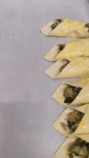 Пирожки из слоёного теста с сыром фета и овощами гриль смотреть онлайн