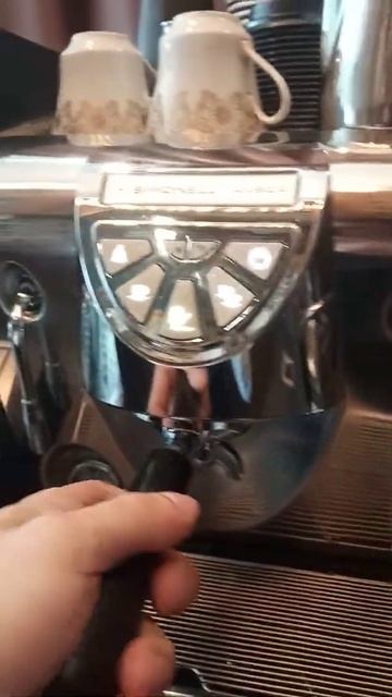 Nuova Simonelli Musica жжет кофе. смотреть онлайн