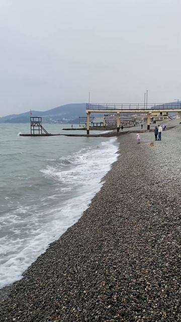 Море, порт, галечный пляж. Хоть пасмурная погода, море ? смотреть онлайн