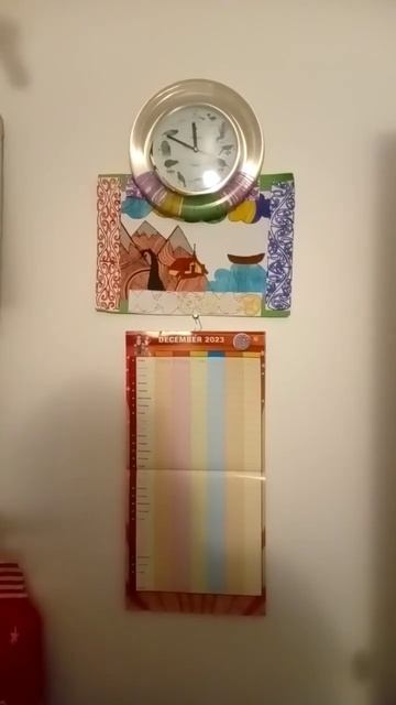 Часы и календарь весит на стене в комнате 86.