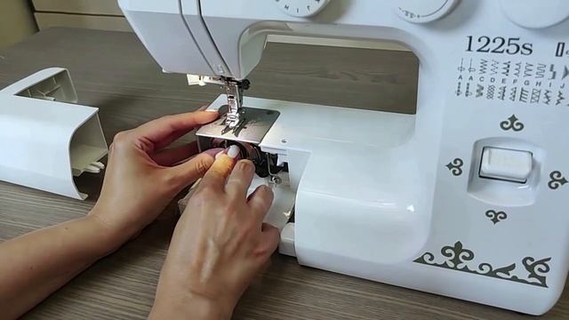 Janome 1225s. Заправка нижней нити смотреть онлайн