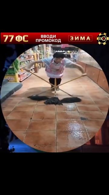 Моет в три швабры.#уборщица #генеральная #уборка #чистк смотреть онлайн