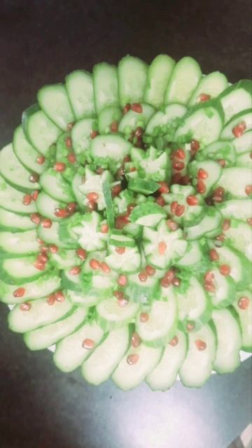 Витаминная нарезка из свежих огурцов, зеленый лук и зе