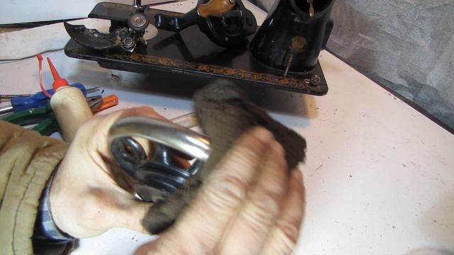 вращение КОЛЕСИКА НАМАТЫВАТЕЛЯ нити от большого коле?