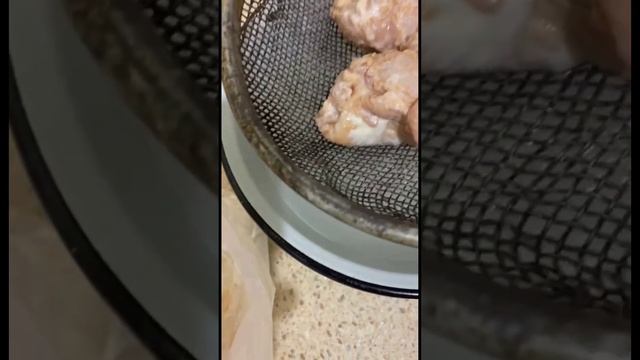 ВКУСНЕЙШИЕ КУРИНЫЕ КРЫЛЫШКИ ВО ФРИТЮРЕ С СОУСОМ ЧИЛИ!! смотреть онлайн