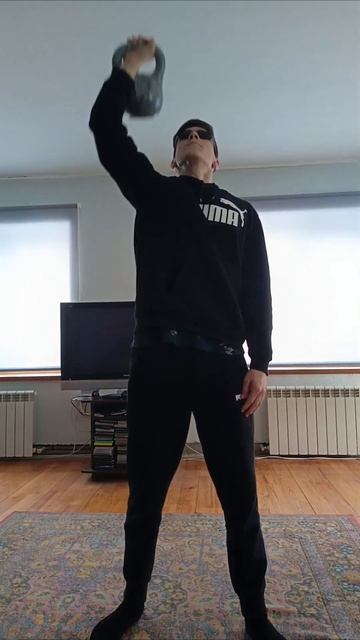 Взрывной подъём гири.#гиря#вес#возраст#сила#спорт# смотреть онлайн