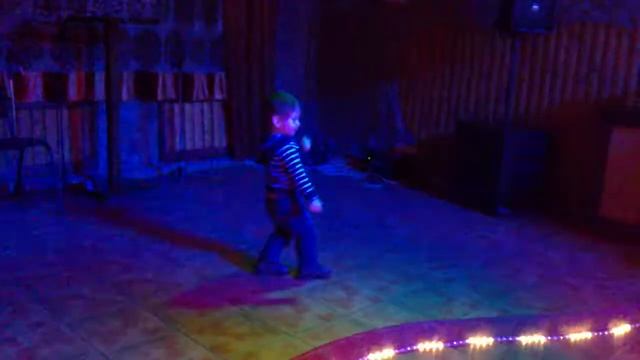 Мальчик Давид прикольно танцует смотреть онлайн