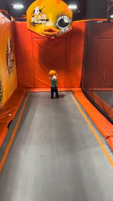 малыш и гигантский батут