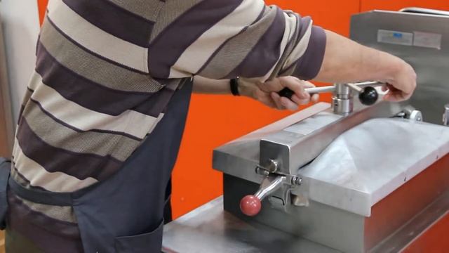 Работа с крышкой фритюрницы под давлением Henny Penny PFE 500