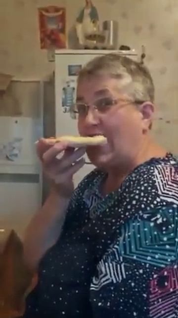 мама ест пиццу смотреть онлайн