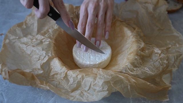 Запечений сир КАМАМБЕР у духовці з ароматними травам смотреть онлайн
