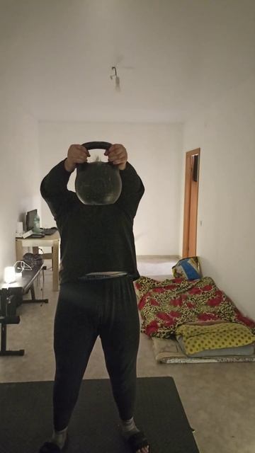 Удержание гири 40 кг на вытянутых руках смотреть онлайн