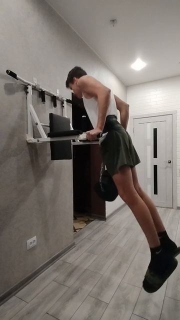 Маленький рекорд |мой вес 59+10kg=69kg| #motivation#брусья#подпиш? смотреть онлайн