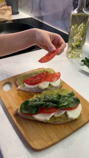 Фаршированная куриная грудка с соусом песто, сочными ? смотреть онлайн