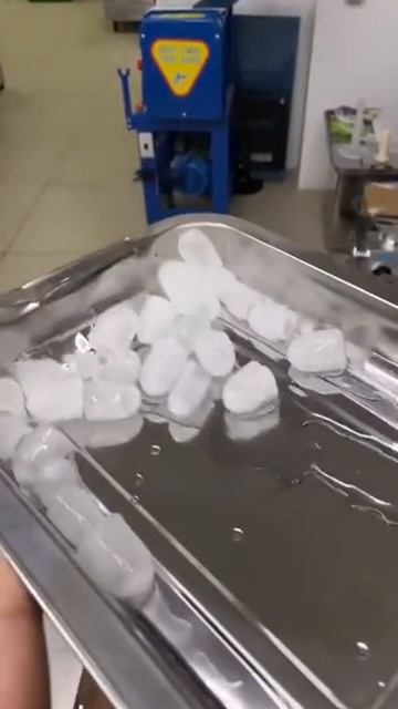 Лед из пальчикового льдогенератора смотреть онлайн