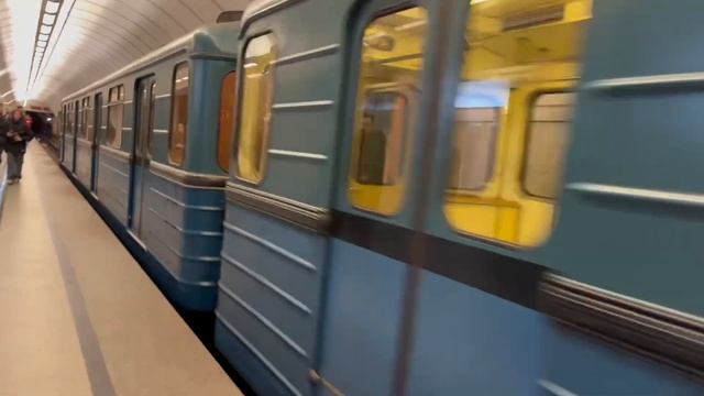 Еж3/Ем-508т проезжает мимо станции Трубная смотреть онлайн