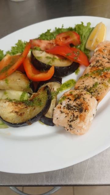 Кусочки лосося на гриле #food #foodie смотреть онлайн