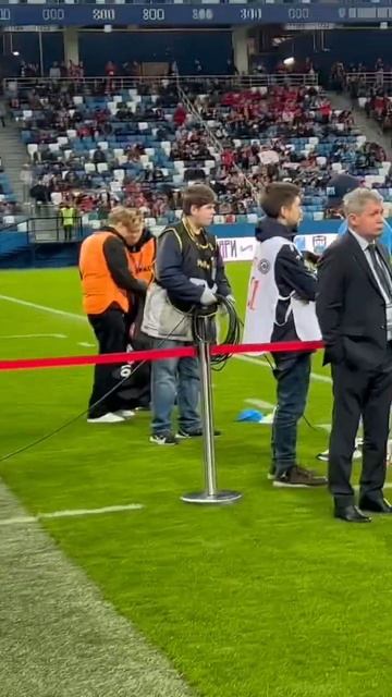 Чернов с центра попадает в перекладину. Литвинов в шоке