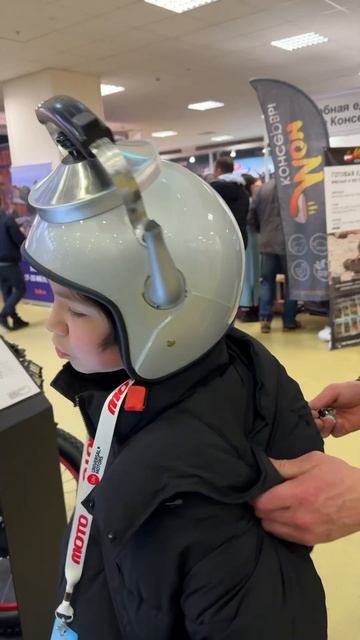 Антон варит пельмени в чайнике