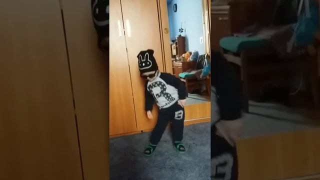 Малыш танцует хип хоп. 2 года.