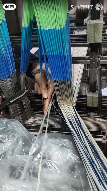 Настройка швейного станка для производства ленты.