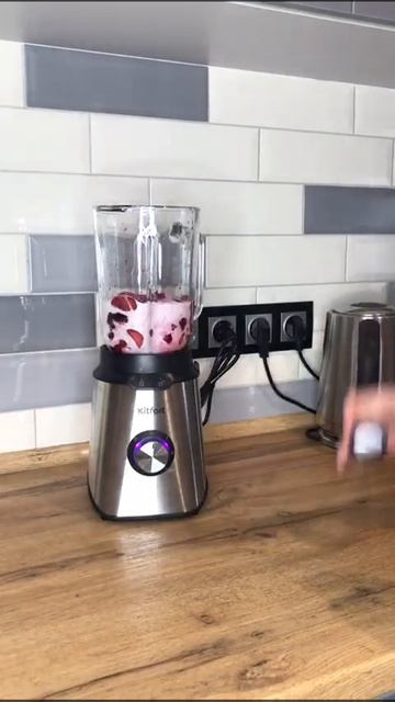 МОЛОЧНЫЙ КОКТЕЙЛЬ С КЛУБНИКОЙ в стационарном блендер смотреть онлайн