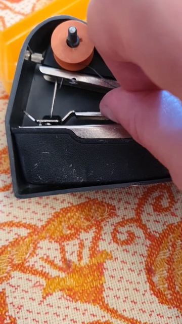 Ручная швейная машинка в упаковке бомба