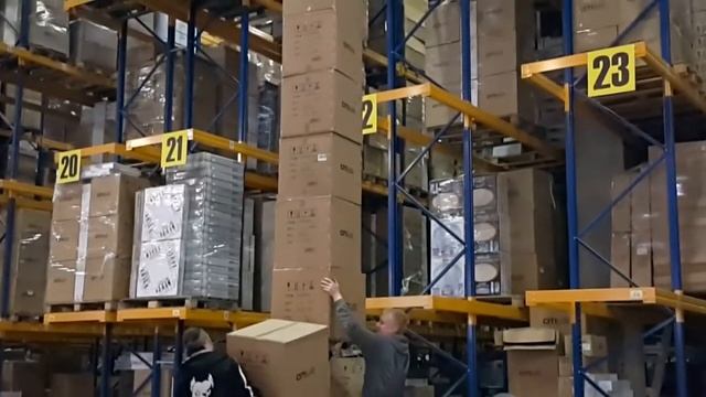 Приколы на складе.Jokes in the warehouse. смотреть онлайн