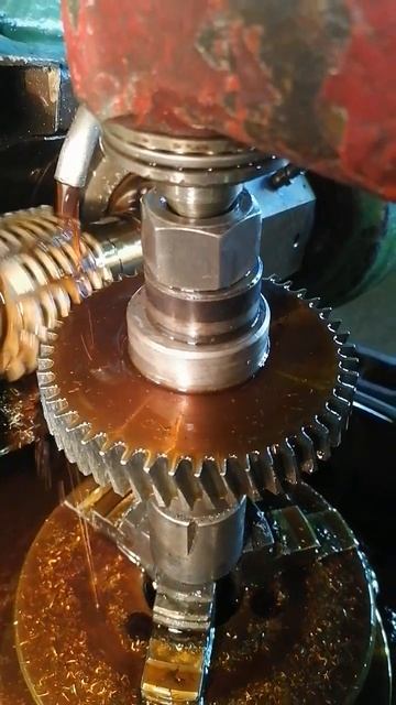 процесс нарезания кососубой шестерни #резец #металооб смотреть онлайн