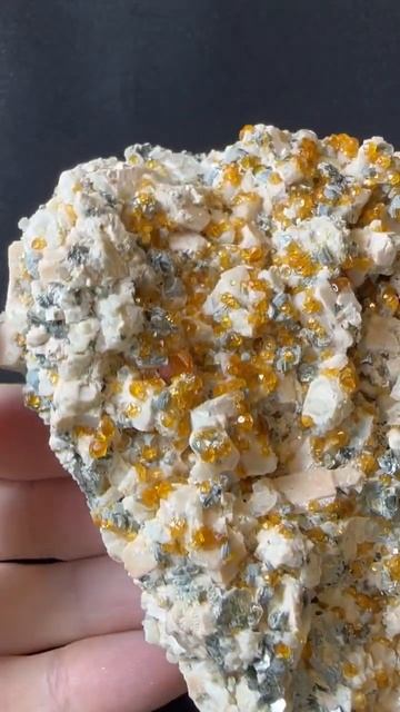 Оранжевый спессартин ювелирного качества со слюдой н? смотреть онлайн