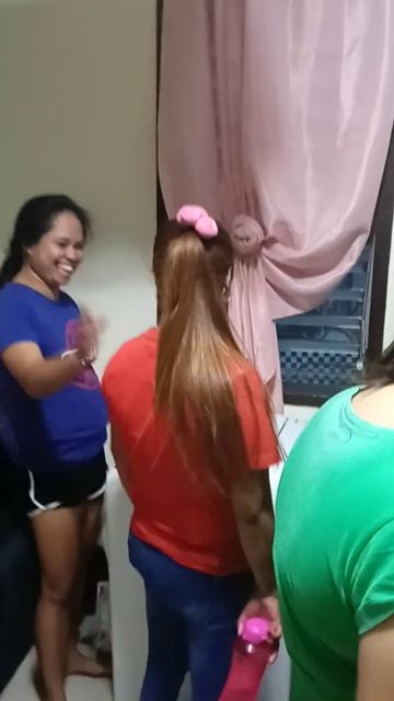 Филипинки первый раз увидели стиральную машину 2/ Philippi смотреть онлайн