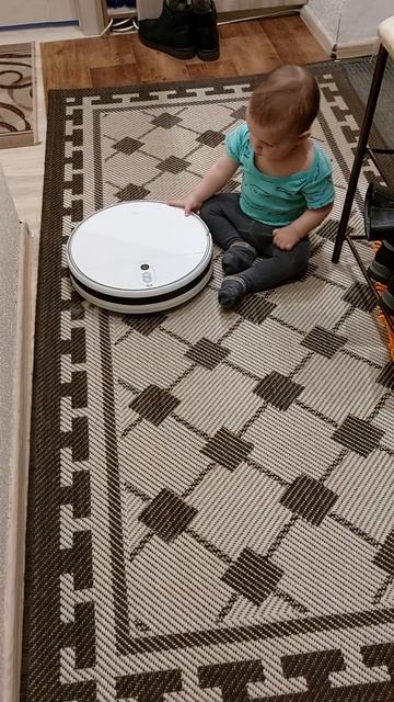 Мамин помощник #малыш #пылесос #уборка смотреть онлайн