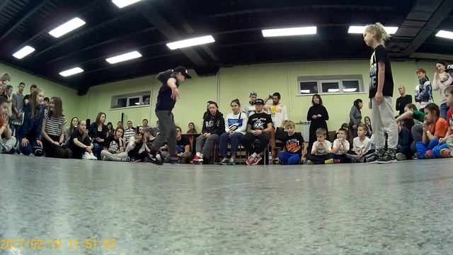 1/4 Hip-Hop 6-10 лет Бутина Эвелина Vs Кулешкова Соня 