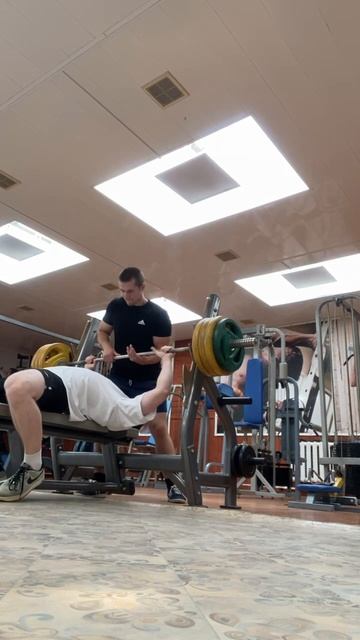 Жим лежа 130 кг. Вес атлета 70.#shorts смотреть онлайн