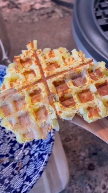 Potato in waffle maker. Easy healthy and tasty! Картошка в вафельнице. #TRhealth смотреть онлайн