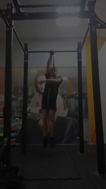 Подтягивание на одной руке на каждую с резиной #дисцип смотреть онлайн