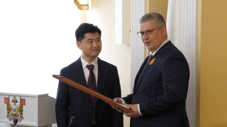 В Смоленске торжественно встретили делегации из разных стран смотреть онлайн